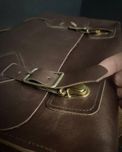 Atlas Messenger Bag - Brown