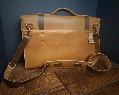 Atlas Messenger Bag - Buckskin