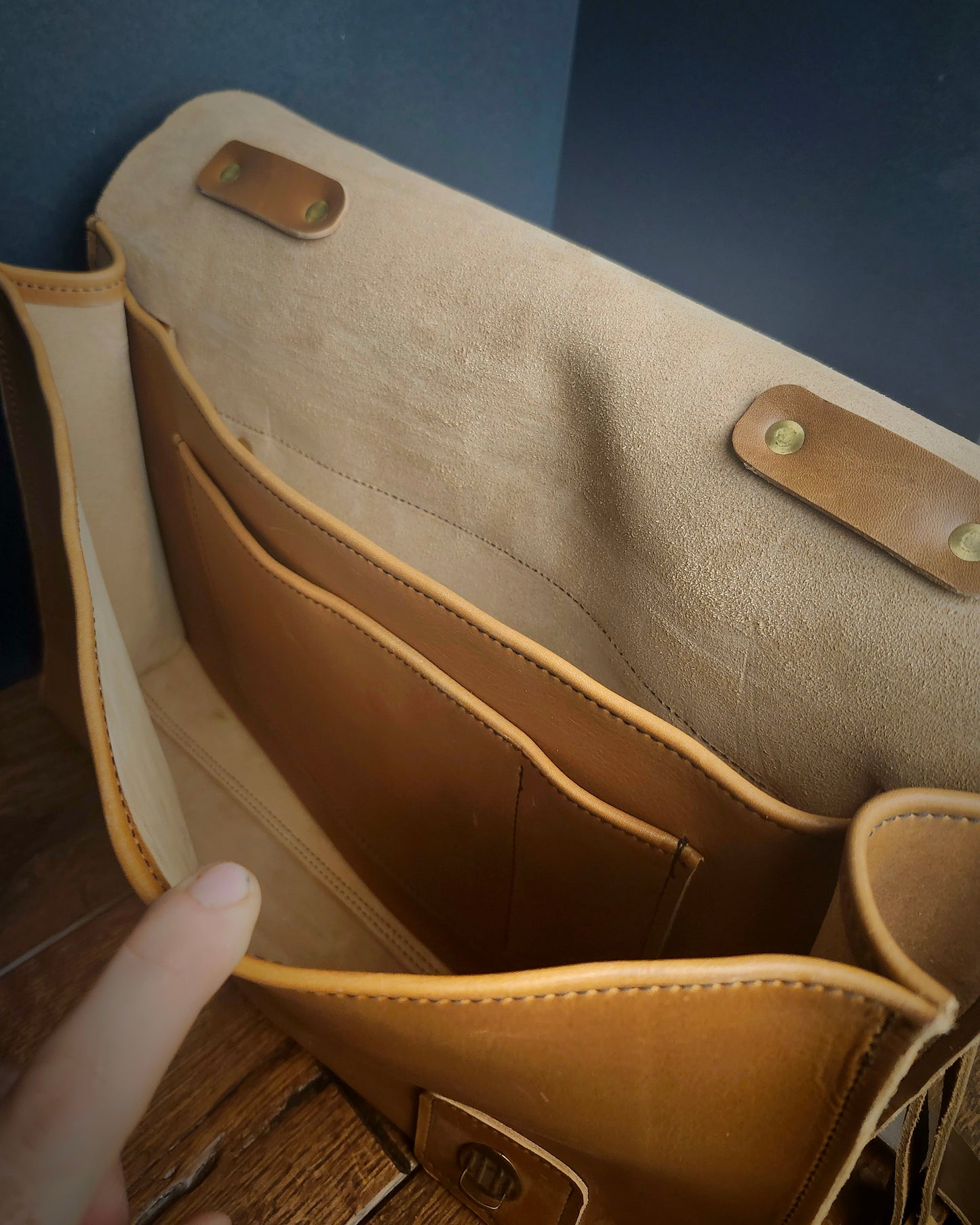 Atlas Messenger Bag - Buckskin