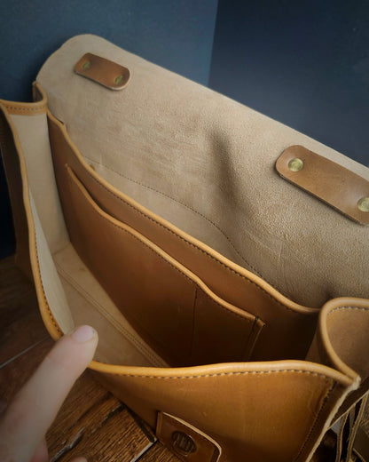 Atlas Messenger Bag - Buckskin