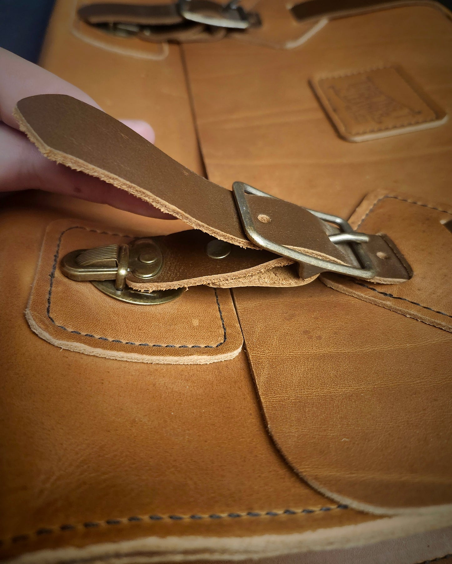 Atlas Messenger Bag - Buckskin