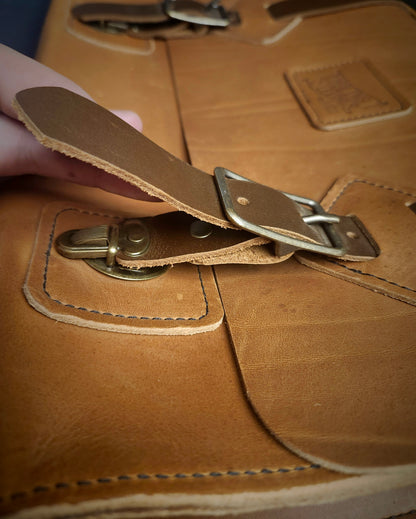 Atlas Messenger Bag - Buckskin